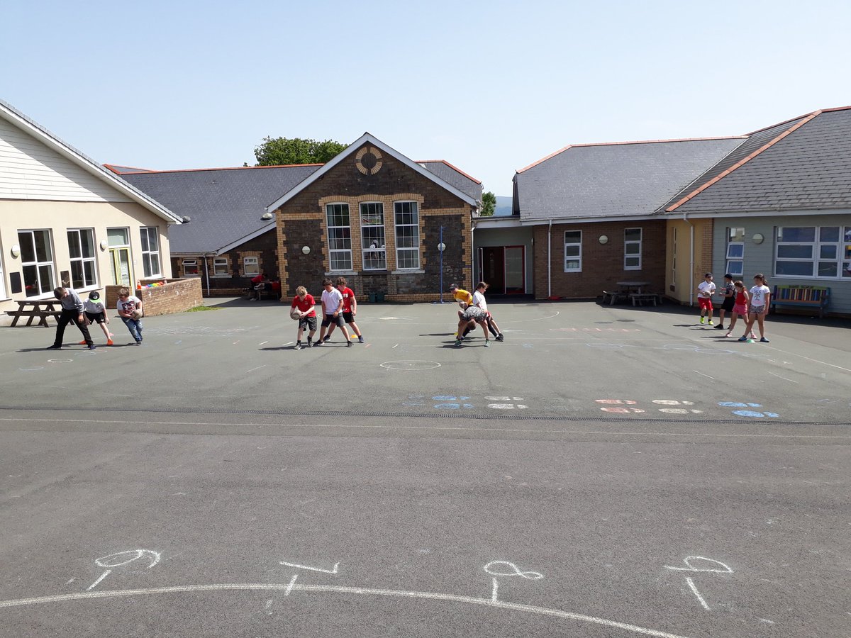 Dyffrynamanpe's tweet photo. WOW, it's hot out there today! ππ
The year 5 children at @YsgolTycroes really enjoyed their teamworking rugby session, with a few water breaks in between! Da iawn chi plant #heatwave #WRUHUB #relays #endball @WRU_Scarlets @WRU_Community https://t.co/F8VHGzYxiI