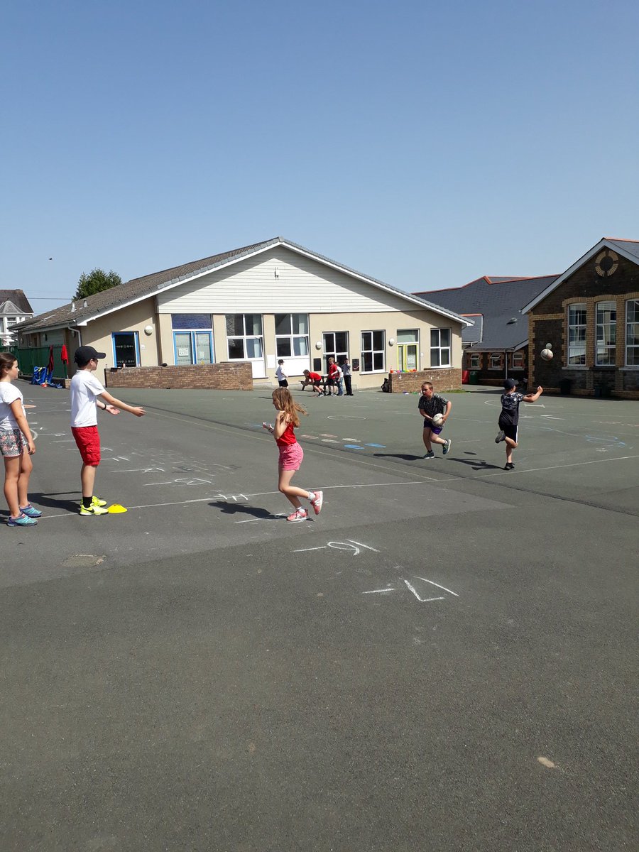 Dyffrynamanpe's tweet photo. WOW, it's hot out there today! ππ
The year 5 children at @YsgolTycroes really enjoyed their teamworking rugby session, with a few water breaks in between! Da iawn chi plant #heatwave #WRUHUB #relays #endball @WRU_Scarlets @WRU_Community https://t.co/F8VHGzYxiI
