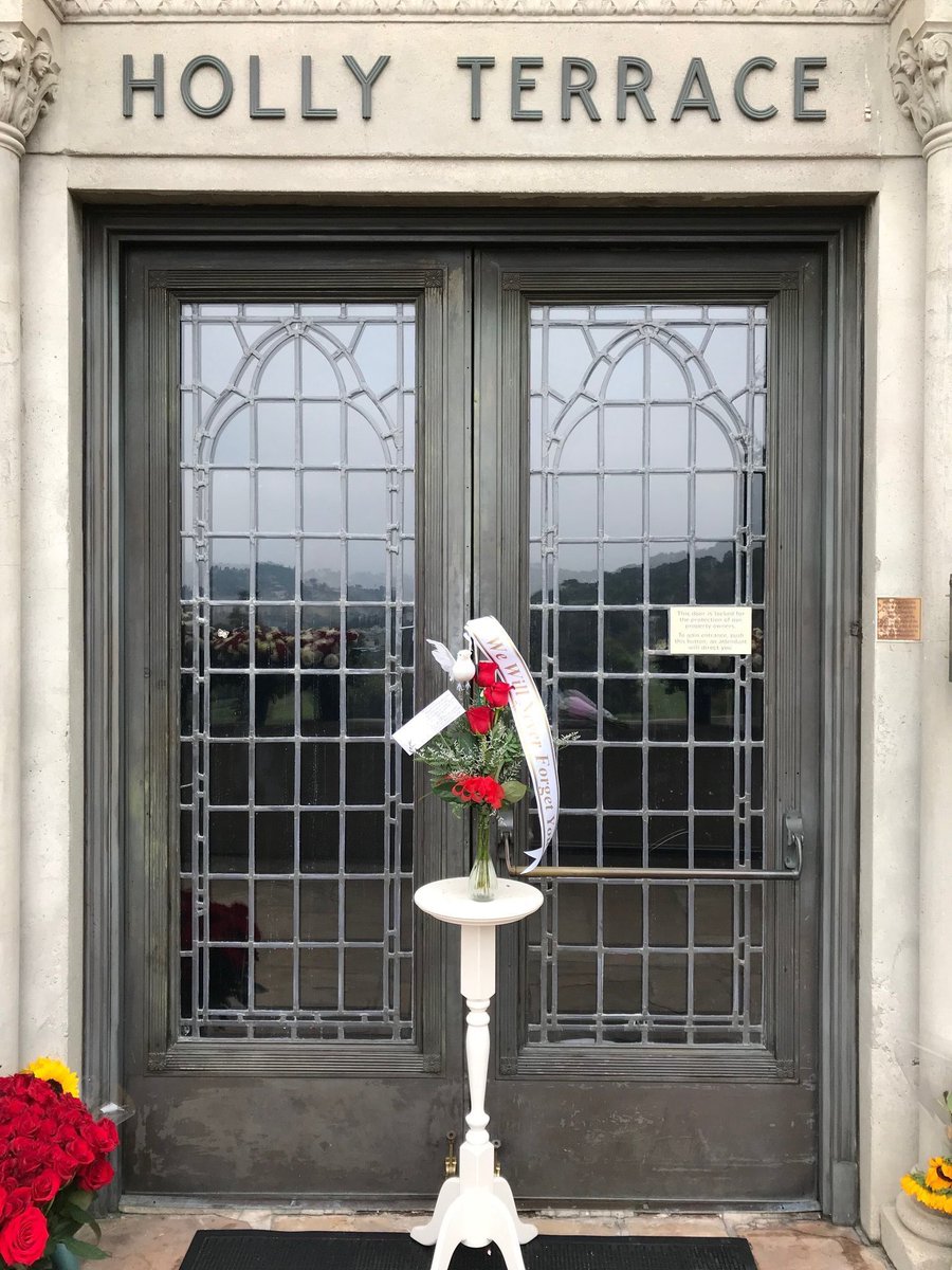LoveMJJAlways's tweet photo. Fans show their love & honor Michael Jackson with flowers & messages of love on the 10th anniversary of his passing June 25th 2019 at Forest Lawn.
#HonorMJ #MichaelJackson #10YearsWithoutMichaelJackson #LoveMJJAlways #MJFamUNITE #MJForever #MessageToMichael https://t.co/WQs5t0zTOT