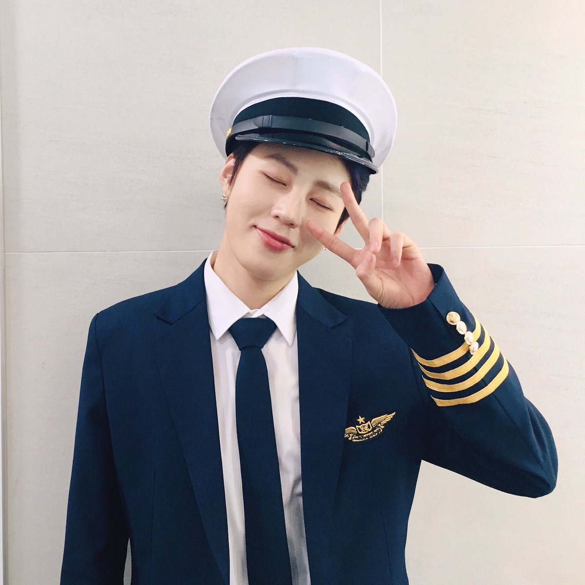 HSW_officialtwt's tweet photo. [☁]

제복입은 대왕 구르미 ��장!
제복버전 BIRD 무대 어떠셨나요?
오랜만에 만나서 반가웠어요
오늘도 응원해줘서 고마워요 하늘💜

#하성운
#HASUNGWOON
#BIRD https://t.co/vwmxALze17