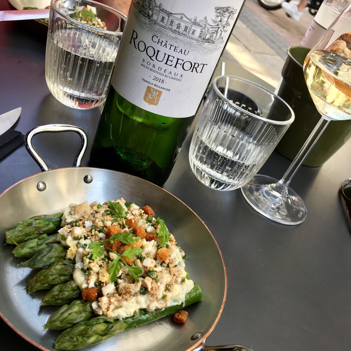 ChRoquefort's tweet photo. L'art de prendre son temps avec un verre de #bordeauxblanc et des asperges divines au #BigBistrotGirondin à @BordeauxTourism ! #vinsdebordeaux #vinblanc #easywine #perfectpairing #whitewine https://t.co/NSLFkJtuyv