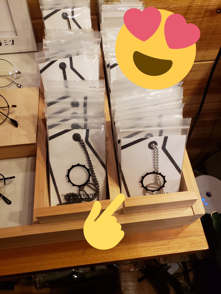 patroness6v6's tweet image. Face Code 再入荷したって。
テミンさんと同じモデル(ブリッジシルバー)4本、色違い(ブリッジゴールド)も4本。
メガネチェーンは 沢山♥ 3000円だよ♥
つけるの 楽しみ〜♥♥♥
#FaceCode #TAEMIN #eyewear #Kyoto #SHINee