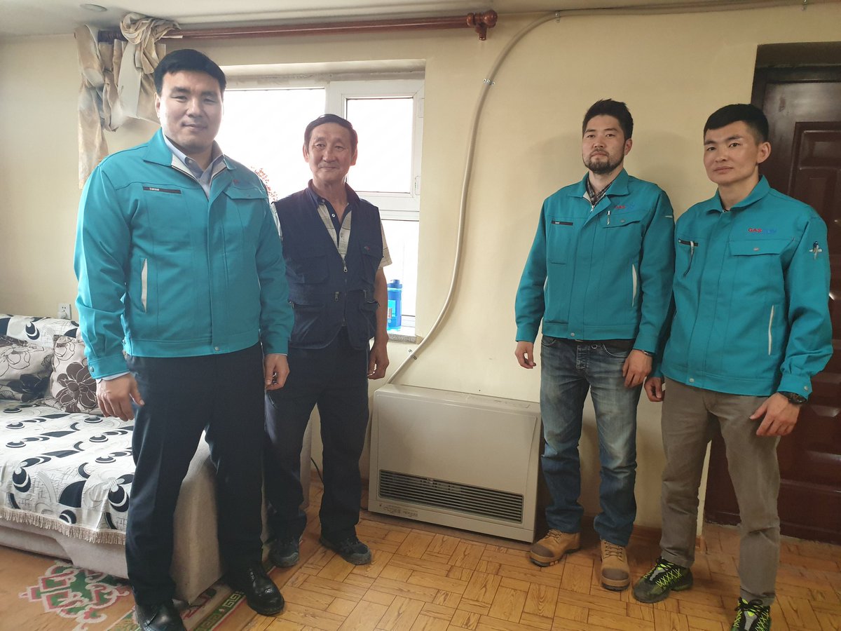 БГД ын 22 р хорооны иргэн Содномпил гуайнд хийн халаалтын төхөөрөмжөө иж бүрэн системтэй нь суурьлууллаа!!! Ингээд эхний хэдэн  айлууд маань  утаанаас салж удахгүй бүх нийтээрээ утаагүй УБ хот болох боломж найдвар  ойртсоор...