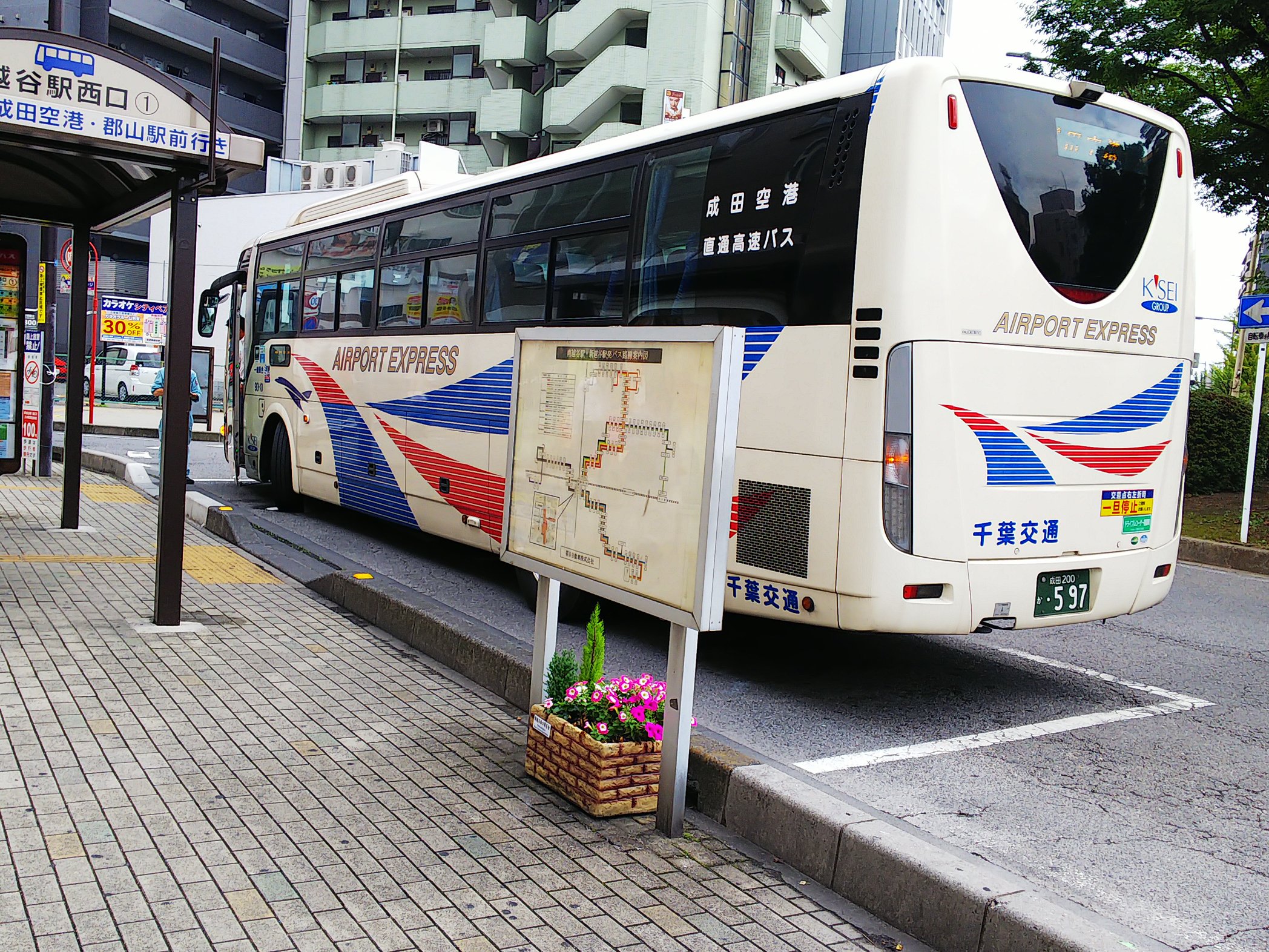 高麗川駅八高線 川越駅高速バス御案内 左上 西口に があります 右上 川越観光自動車東武バス千葉交通の成田空港 イーグルバス西武バス東京空港交通の羽田空港 左下 川越観光自動車の成田空港行 右下 平成エンタープライズの名古屋 日本