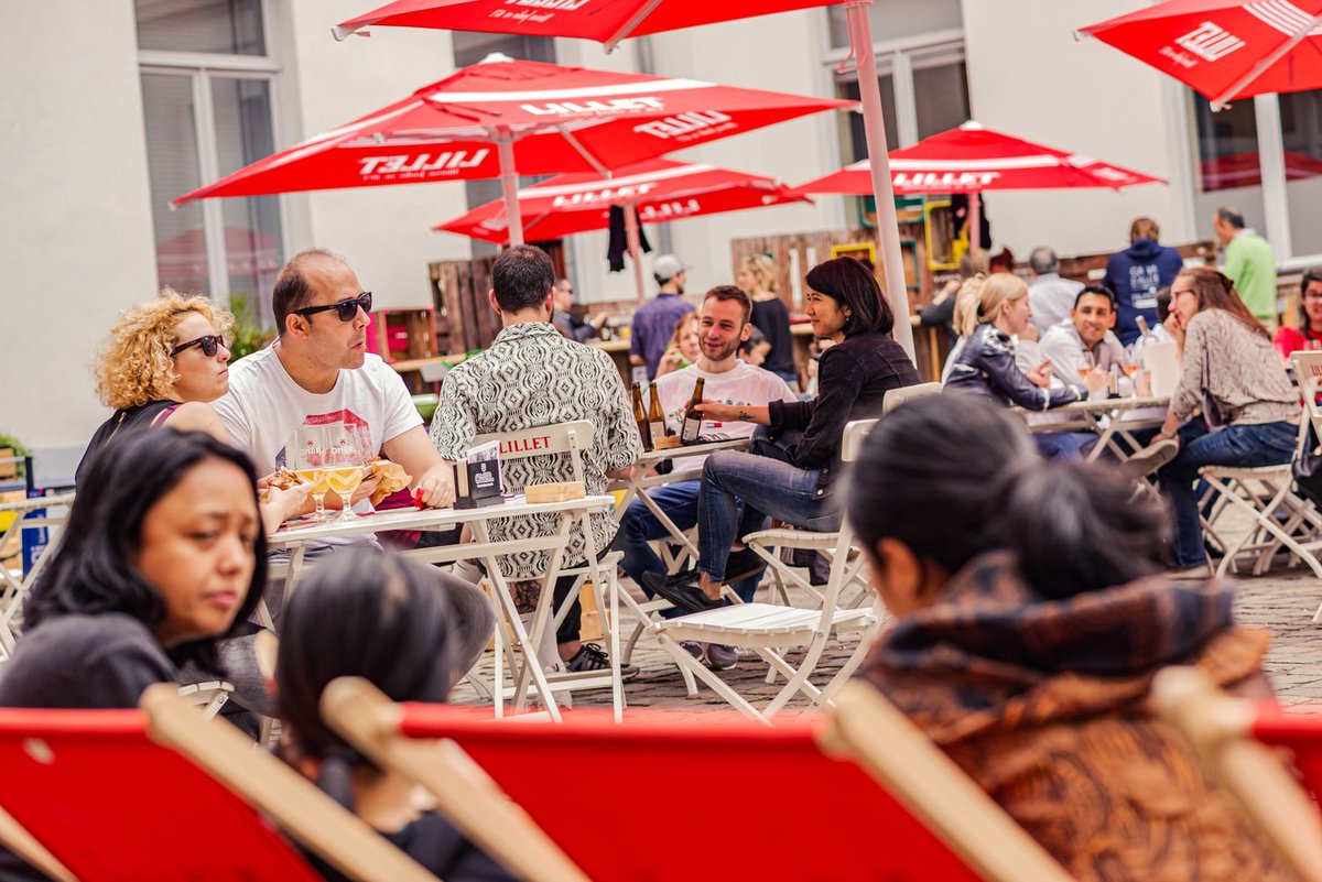 AssociationsBru's tweet photo. Is it too hot to have a #meeting inside? So do it at the #Frunch! Every Friday from 12h to 14h30 until 30 August 2019 at 11 place Royale - 1000 Brussels - What better way to revive your discussions over a drink: it's free, it's fun ... it's FRUNCH! https://t.co/2V3I52PCfa https://t.co/WvLF525RFJ