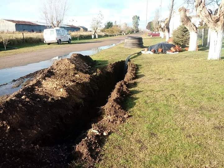 MunicipiodePuan's tweet photo. ✅Tendido de fibra óptica en #Erize 🚧
Esta obra - que permitirá a la localidad contar con #Internet - se está realizando a través del #PlanFederalDeInternet que lleva adelante ARSAT 💻📲👏👏 @CastelliPuan #ErizeTeApasiona https://t.co/eUTmwWkgQN