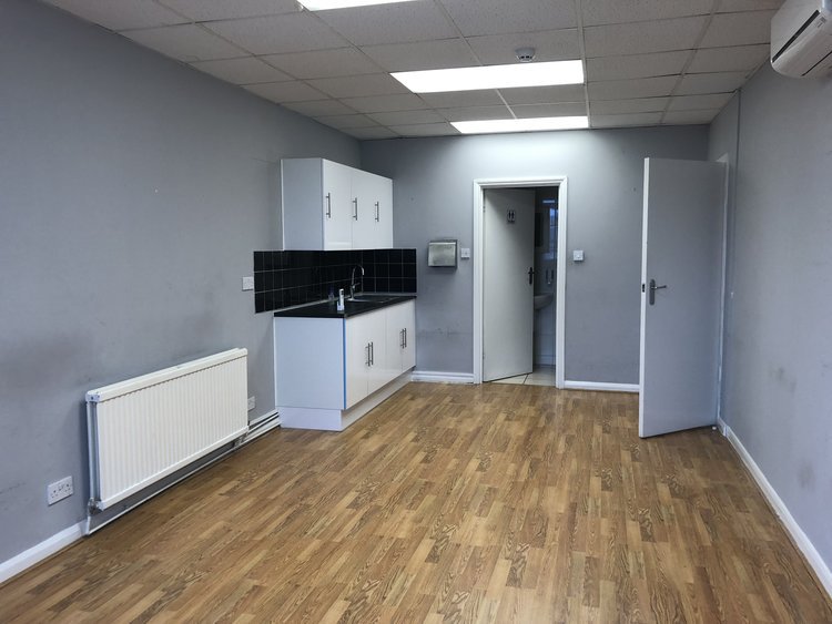 TELSARLTD's tweet image. Warehouse/Storage Unit – To Let in Wembley
5 Quad Road, East Lane Business Park, HA9 7NE

•4,480 SQ FT (416 SQ M)
•Established Industrial Location
•Open Plan Warehouse
•Secure Gated Estate with 24 Hour Access &amp;amp; Security
•Weblink: bit.ly/2XApHNC