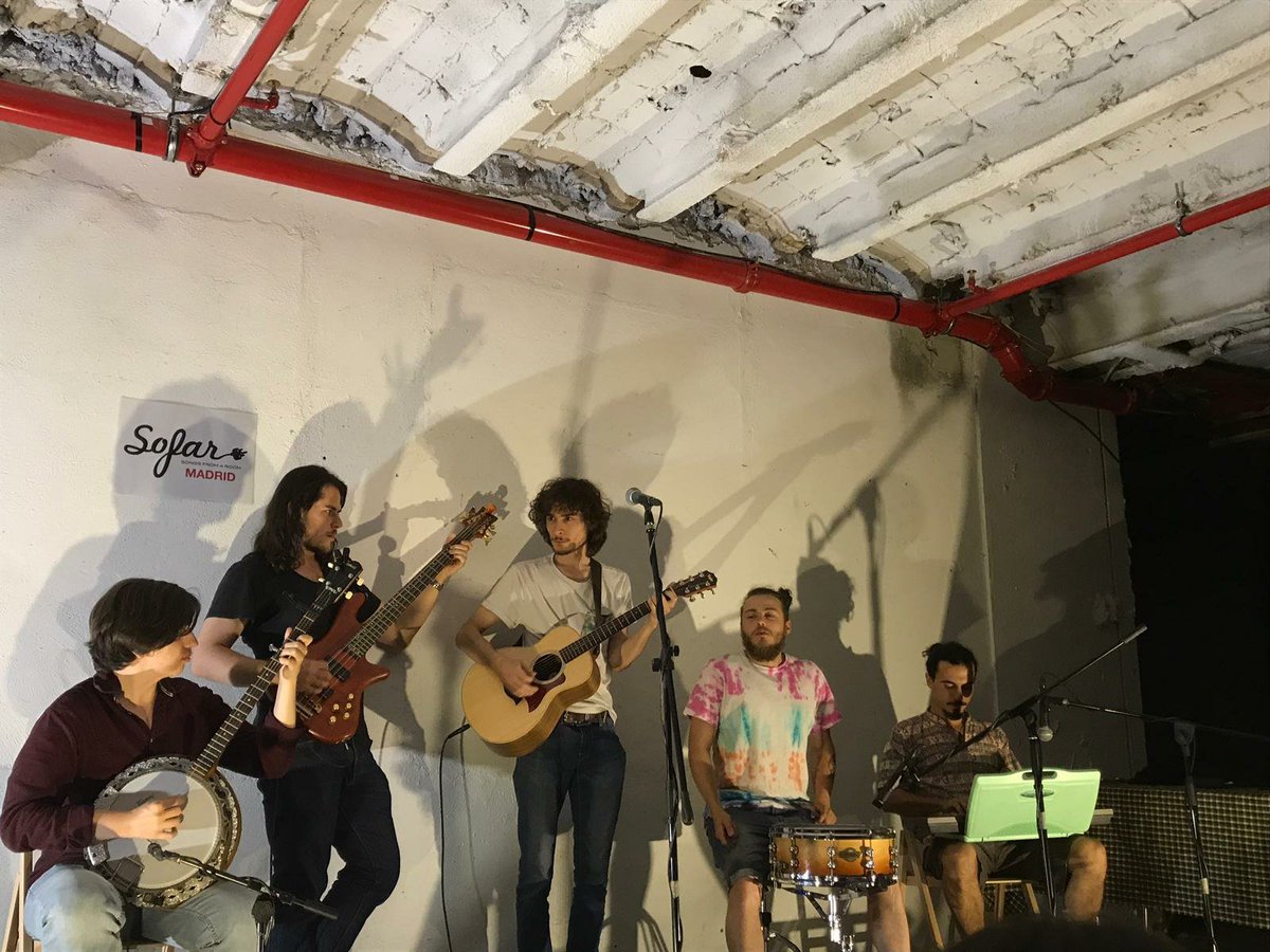 vinylephants's tweet photo. Encantados de haber podido tocar otra vez en la maravillosa 
@sofarsoundsmad
 lo pasamos estupendo y esperamos poder repetir pronto! 💿🐘 #sofarsounds #acustico #indie #folk #concert #abc #alternative #musica #music #live #banjo #country #sofa #sounds #madrid https://t.co/ig7furbhJk