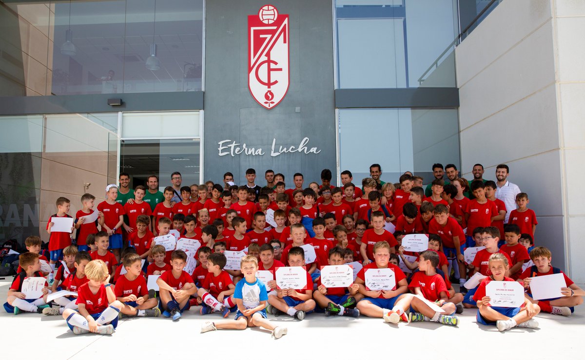 CanteraNazari's tweet photo. El campus #GranadaCF ha terminado esta mañana con una visita guiada a la Ciudad Deportiva. Más de 100 niños que han disfrutado de una semana de fútbol rojiblanca. ¡Os esperamos el año que viene! 😀⚽️🔴⚪️ https://t.co/JRFRGYMXTG
