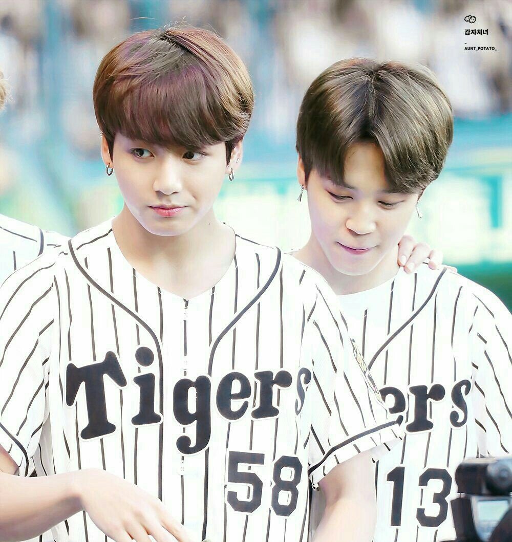 chayassi's tweet image. Takım arkadaşı olan Jungkook ve Jimin her maç öncesi şans getirdiğine inandıkları için sevişirler.

#jikook #kookmin #jikookau