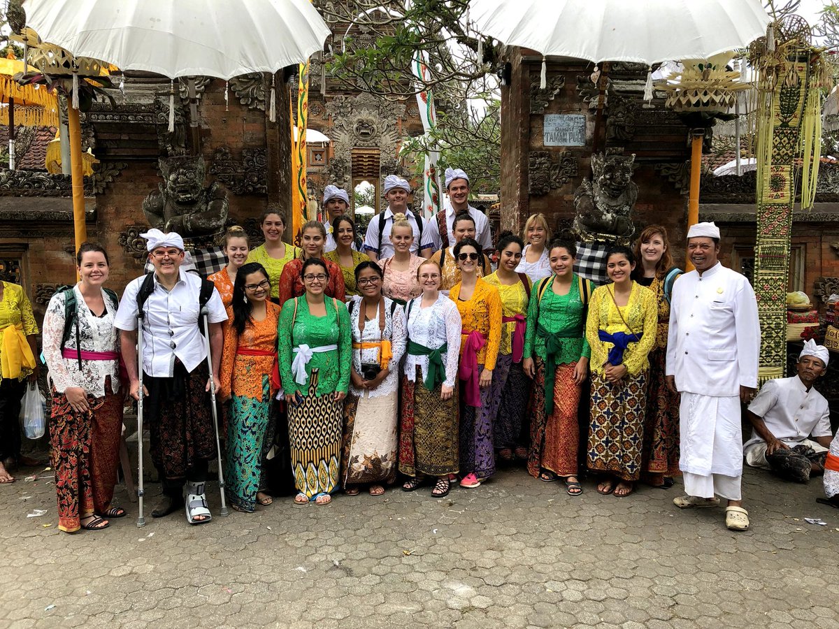 Bali_Institute's tweet photo. Both men &amp; women must wear a sarong &amp; sash into temples in Bali. The sash around the waist symbolizes "tying up your ego" before entering the temple!
🔹 
#tbt to last year's @floridastate students with @bmanciagli  celebrating Galungan, one of Bali's most important holidays! https://t.co/yWPqKVOonr
