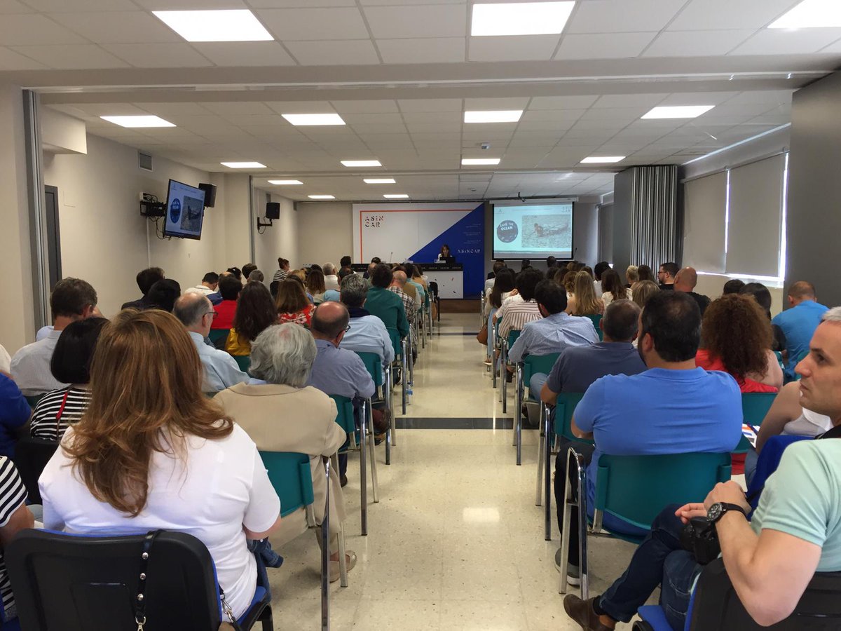 Escuchando atentamente la ponencia de <a href="/AnaFIglesias/">Ana Fernandez Iglesias</a> embajadora de Economía Circular de <a href="/aleadershiporg/">Advanced Leadership Foundation</a> dentro de nuestras jornadas sobre El futuro de los plásticos en la industria alimentaria. 
Respondiendo a preguntas como "¿qué hay en nuestra bolsa de basura?"