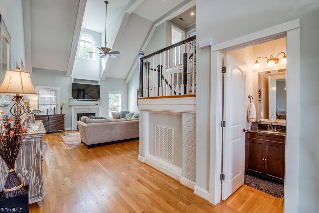 RealtyOneTriad's tweet photo. Gorgeous home for sale in Forsyth county! Presenting this transitional Peppertree beauty! Master on main, 4 bedroom and 2.5 bath home with newly remodeled kitchen with granite countertops, hardwoods, and flat, fenced yard! https://t.co/SU6QqHgaiV https://t.co/6XFMkg8idy