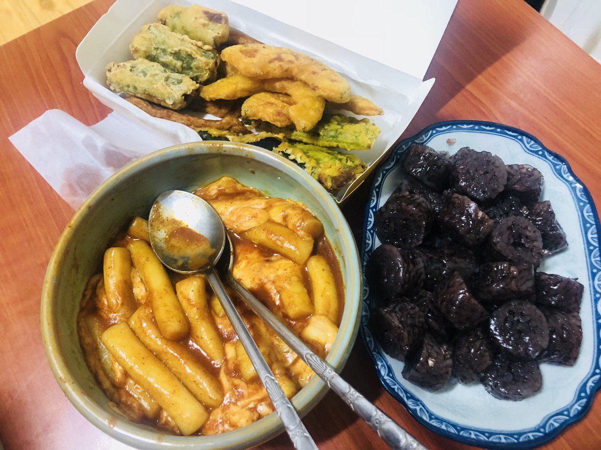 TikTok_20's tweet photo. 신불떡볶이 치즈떡볶이 순한맛, 튀김(오뎅, 단호박, 한입고추, 고기깻잎), 누드순대
떡볶이 옮겨 담다가 국물이 흐그규 T^T
국물은 없지만 떡.튀.순 조합은 최강이었다. 크- https://t.co/mFo6SLCU1q