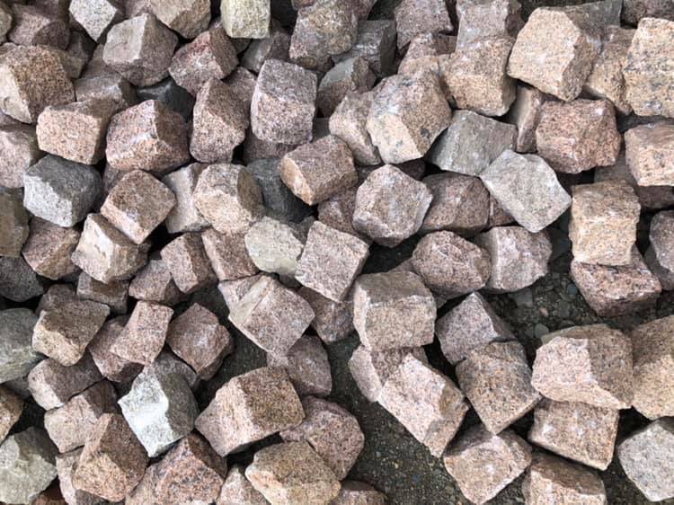 Монгол улаан шоон чулуу 20000 ширхэг буулаа. Нэг ширхэг нь 800 төгрөгөөр худалдаалагдаж байна. 
Утас: 96663331, 90502020
#боржин #байгалийн_чулуу #чулуу #шоон_чулуу #монгол_чулуу