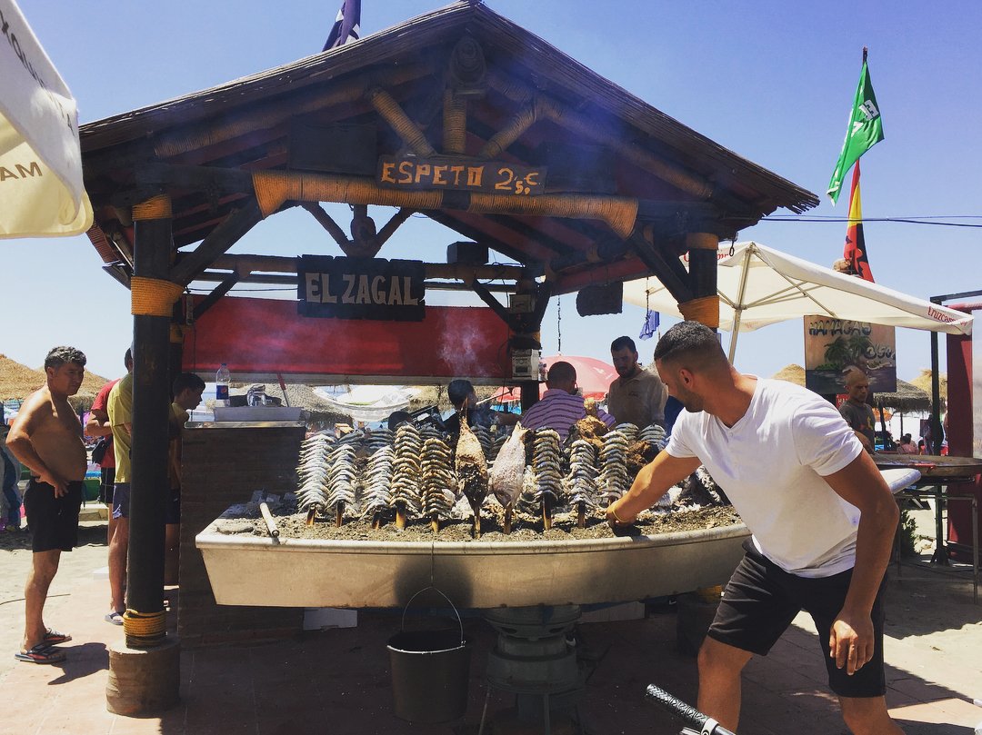 Pergolas_luxury's tweet photo. @Malagaconacento Un techito para ese hombre de las sardinas....una sombrita de brezo o de junco..... https://t.co/suS42czox8