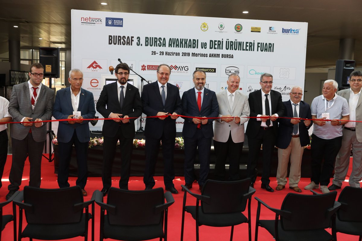 OsbBursa's tweet image. Bursa Büyükşehir Belediyemiz ve Network Fuarcılık işbirliği ile bu yıl üçüncüsü düzenlenen ve sektörümüzün gelişimi adına büyük önem arz eden BURSAF Ayakkabı ve Deri Ürünleri Fuarı bu yılda Bursa Halkı ve sektör temsilcilerinin yoğun ilgisini gördü.