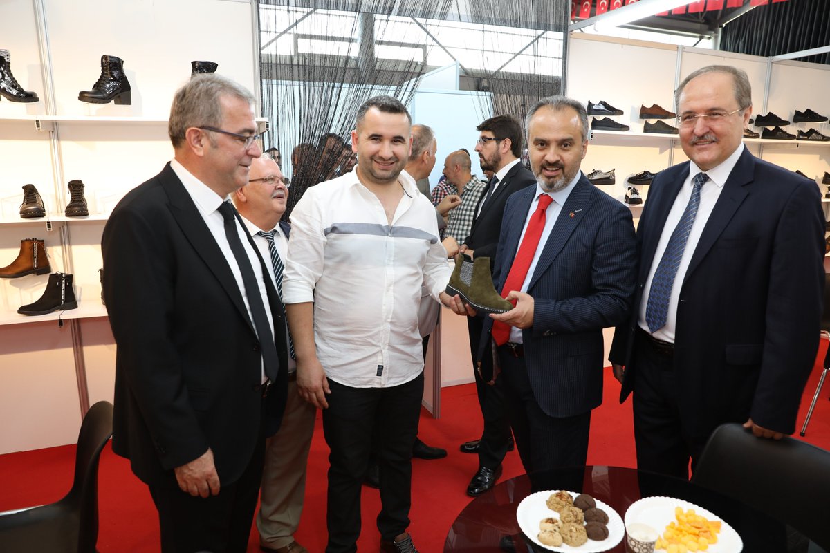 OsbBursa's tweet image. Bursa Büyükşehir Belediyemiz ve Network Fuarcılık işbirliği ile bu yıl üçüncüsü düzenlenen ve sektörümüzün gelişimi adına büyük önem arz eden BURSAF Ayakkabı ve Deri Ürünleri Fuarı bu yılda Bursa Halkı ve sektör temsilcilerinin yoğun ilgisini gördü.