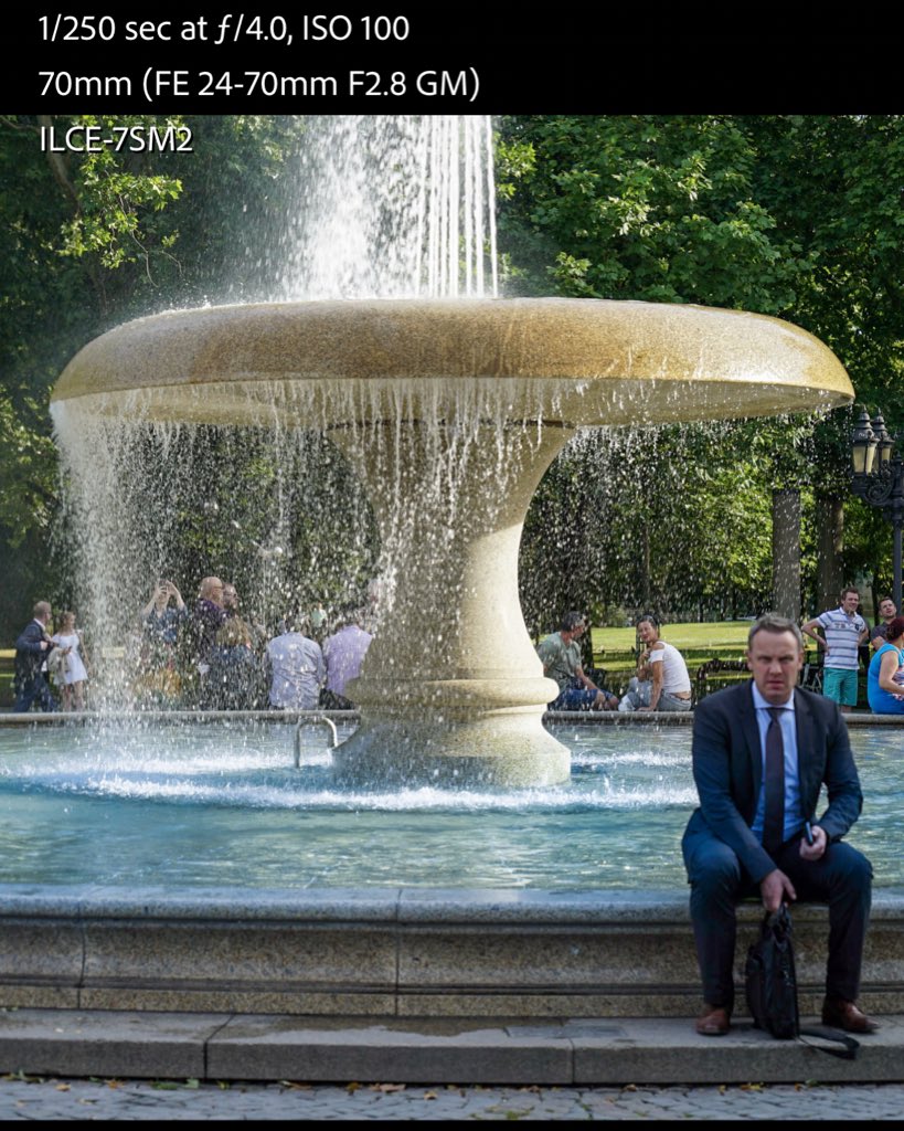 Shutter Speedهو سرعة إلتقاط الصورة ويكتب 1/60th of a secondقاعدة: كلما زادت سرعة الشتر، قل الضوءلما نبغى نصور أشياء سريعة (طيور/سيارات/ماء) نحتاج شتر سريع، ولكن لما نستعمل شتر سريع، يصير فيه وقت أقل لدخول الضوء للـ sensor ومنها نحتاج نغير إما ISO/Aperture لتعديل التعريض