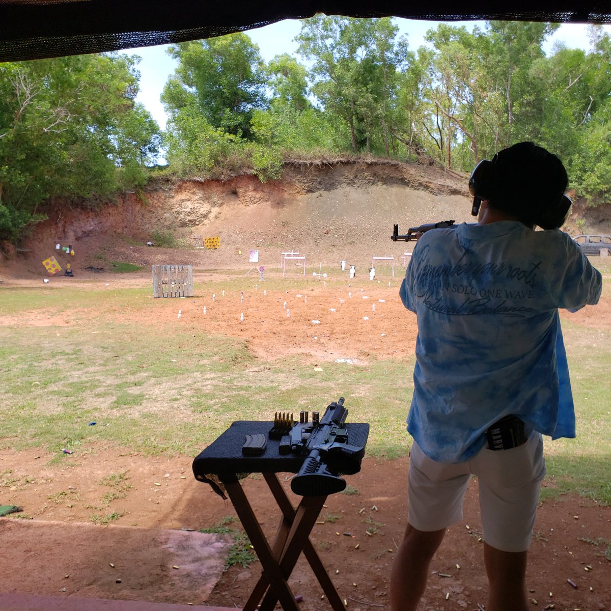 伊賀 裕 子供の頃 デパートの屋上にあったゲームセンターでよくやってたクレー射撃ゲーム 今回は本物を体験してきました 3発中 3発命中しましたー Gosr グアム 屋外射撃場