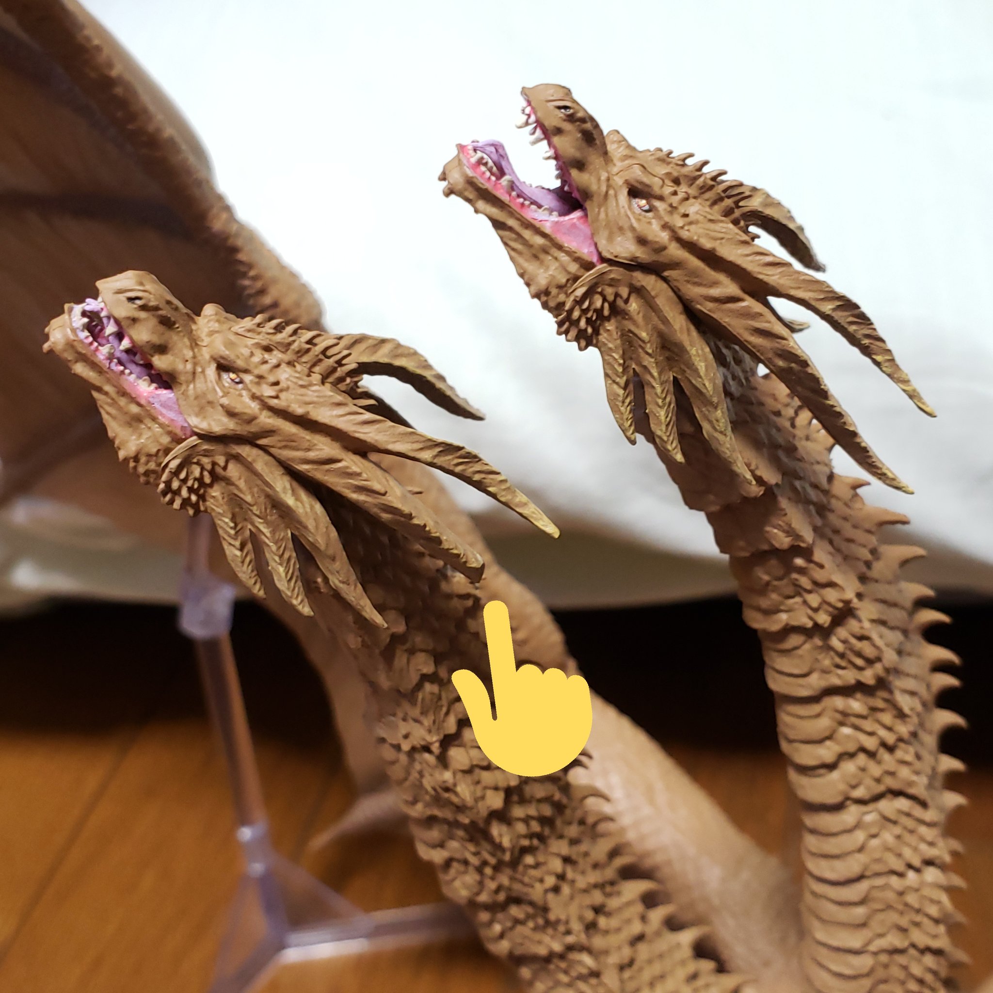 チテー怪獣 キングギドラ19のモンスターアーツでビックリした事があります それは右頭部の角が欠けていること 画像一枚目 最初気が付いたときは成形不良を疑いました ですが 公式の宣伝映像やイラスト 画像二枚目 を見てみたところ どうやら欠けて チテー怪獣 キングギドラ19のモンスターアーツでビックリした事があります それは右頭部の角が欠けていること 画像一枚目 最初気が付いたときは成形不良を疑いました ですが 公式の宣伝映像やイラスト 画像二枚目 を見てみたところ どうやら欠けて