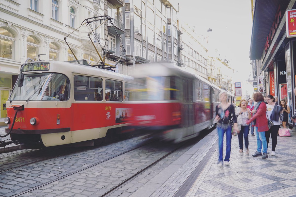 Shutter Speedطبعاً كلما قل سرعة الشتر، بدأت الصورة بالإهتزاز فلهذا يفضّل تثبيت الجوال أو الكاميرا؛ ولكن يدخل ضوء أكثر للحساس فوقتها إما نغير من التعرض، أو نضع فلاتر تمنع دخول الضوء ND-filterوهناك أوقات يستعمل فيها الشتر بطيء مثل (التصوير الليلي/الشلالات/الرسم بالضوء...)