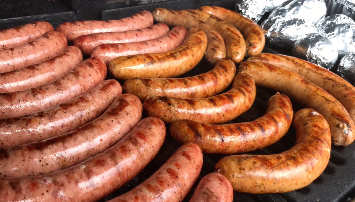 premiumsausage's tweet image. What’s on the grill this weekend?
If you are a big fan of spicy give our hot links a try! 🌶🌭🔥 #medhat #hotlinks #bbqtime