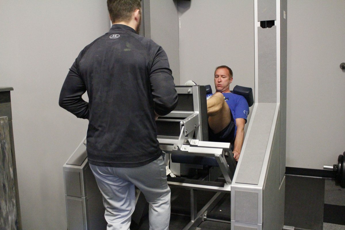 TitaniumPerform's tweet photo. Using good form is critical to staying safe and getting the best results when resistance training. Our trainers are always watching and coaching our clients to make sure they get the most out of every session! https://t.co/VyFqwZItwV