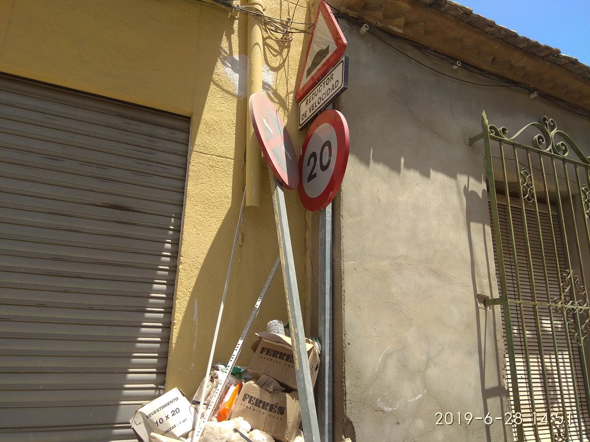 JoaquinSanchezM's tweet photo. @MurciaPolicia En la calle Velarde de Los Dolores han arrancado una señal de tráfico y tienen intención de llevársela como un escombro de una obra ilegal . Actúen! Es un delito flagrante! Avisada sala 092. https://t.co/WWqKBhAvUi