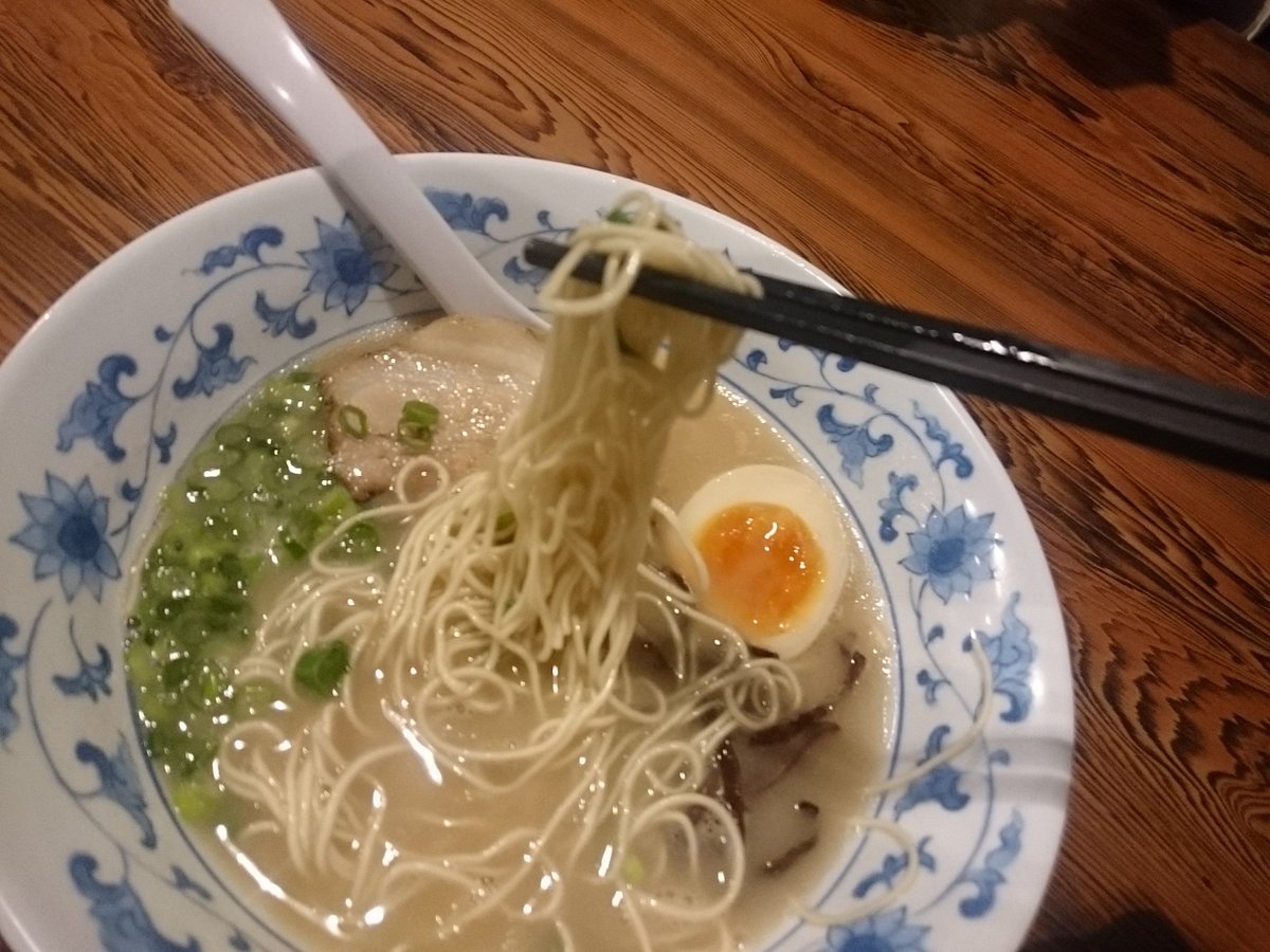 犬彦 綬蛇矢 A Twitter これぞ博多豚骨 とでも言うべきラーメン 丁寧に炊き出した豚骨スープ 濃厚でややとろみがあるから 極細麺にしっかり絡む 食感を楽しむためにも麺の固さはカタ バリカタがオススメ チャーシューがしっかり目なのでスープで温めて脂を