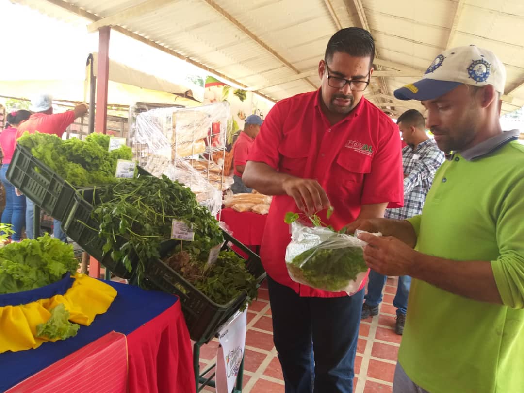 PDVAL_OFICIAL's tweet photo. #NotiMinppal Infórmate acá 👉 https://t.co/oM3YfcB1sm la cantidad de familias beneficiadas en el estado Monagas con las #FeriasDelCampoSoberano. Política impulsada por el Presidente Constitucional @NicolasMaduro a través de la #MisiónAlimentaciónTodoPorVenezuela. https://t.co/2KNLQcw98y