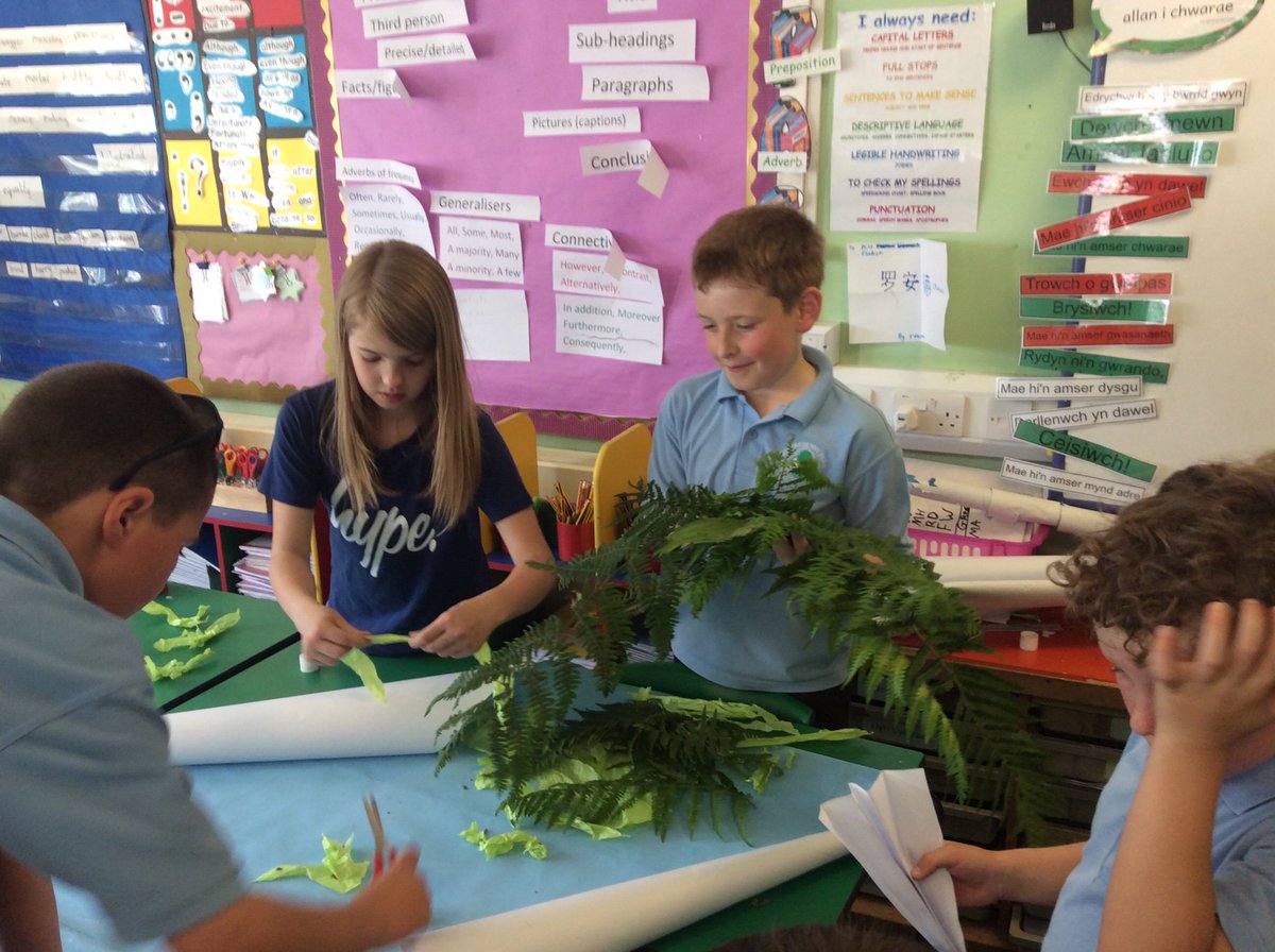 hddpyear4's tweet photo. Creating backgrounds for our plastic pollution and bleached coral reef display! https://t.co/cmrSDiOimi