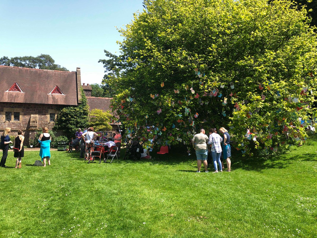 creativemojo's tweet photo. Wonderful day at @knightshayesNT for the #TreeofCelebration.
#artforall #comeandjoinin #artincare #dementiafriendly @CareEngland @CareHomeOpenDay #creativemojo https://t.co/TsEQxcmuBu