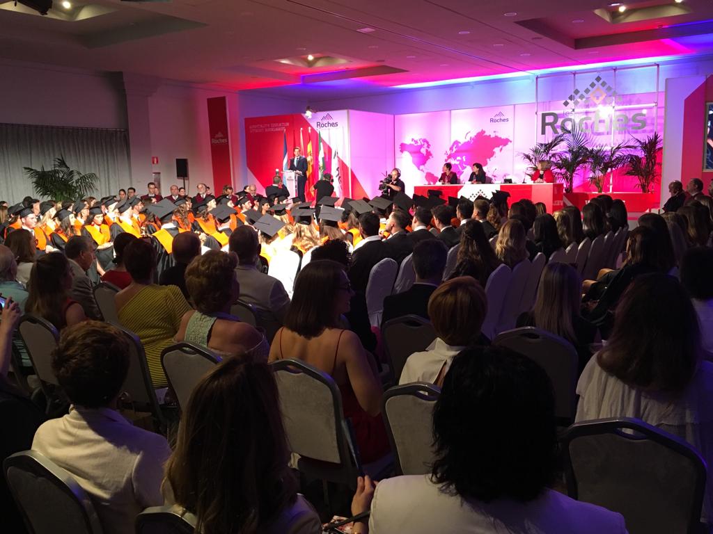 132 alumnos de más de 40 nacionalidades protagonizan la clausura de un nuevo curso en <a href="/lesroches_es/">Les Roches Marbella</a>. Su director Carlos Díez de la Lastra les animó a superar los retos del mundo profesional con pasión y <a href="/CarmenDiazGar/">Carmen Díaz García</a> señaló la importancia para #Marbella de contar con este centro