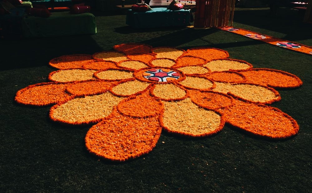 bugs_designbug's tweet image. The most popular and possibly the most adored flower for weddings is the marigold. We added small candles to accentuate the beauty of these rangoli designs!
#weddings #weddingplanner #weddingplanning #weddigndesigner #rangoli #marigoldrangoli #candles #floraldecor #floralrangoli