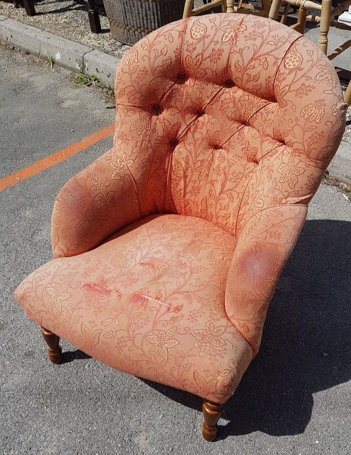 funkifythis's tweet photo. This afternoon, we will start working on this lovely lady for a customer (there are 2). As it is sunny and warm and the wind has calmed down, I will be stripping outside on the forecourt! Stop it you dirty minded people! I meant the chair!
#Upholstery #upcycle #crowborough #sun https://t.co/UFvXhbVOg4