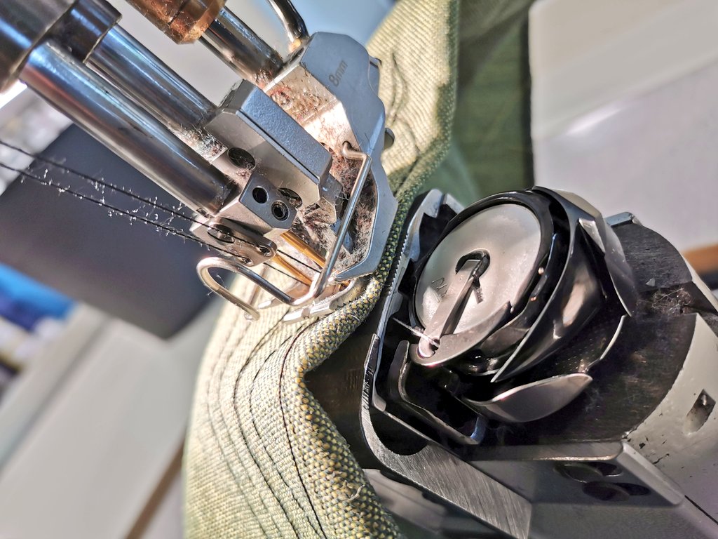 jayssmrs's tweet image. Shiny new hook Installed this morning on a  #durkopp 768 twin needle post bed 😁
#production #Sewing