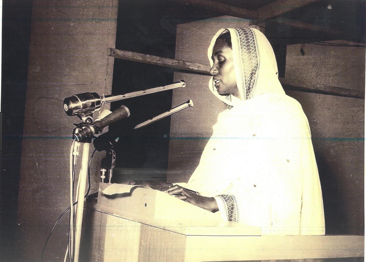 Laboegalite's tweet photo. 🗓️ Fatima Ahmed Ibrahim, née le 4 juillet 1933, est une militante des droits des femmes et leader socialiste soudanaise. Elle crée l’Union des Femmes du Soudan et le magazine " Voix des Femmes". En 1965, elle devient la première femme députée de son pays. #EphemerideDuLabo https://t.co/rjAGCvipqq