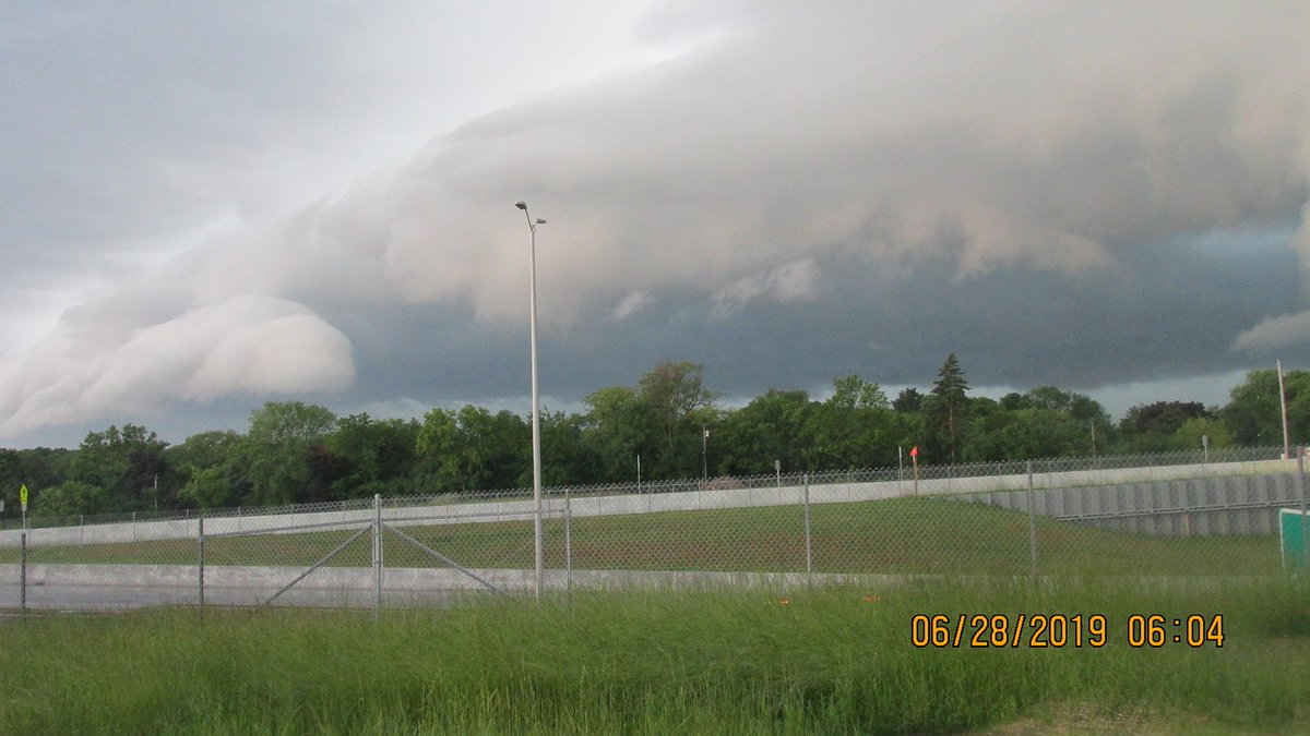 MidniteinMke's tweet photo. @Rob_Haswell Here's what the weather looked like as I was driving to work in BD this morning. Can you define the cloud mass? https://t.co/TfHsOAdG4O