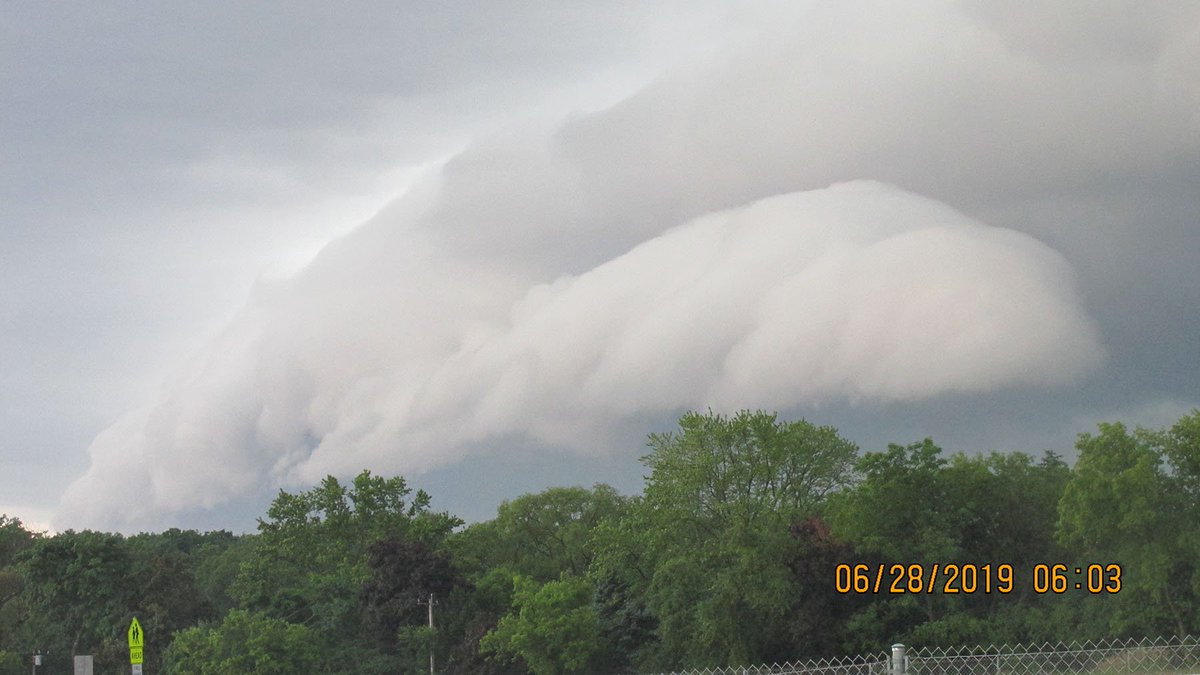 MidniteinMke's tweet photo. @Rob_Haswell Here's what the weather looked like as I was driving to work in BD this morning. Can you define the cloud mass? https://t.co/TfHsOAdG4O
