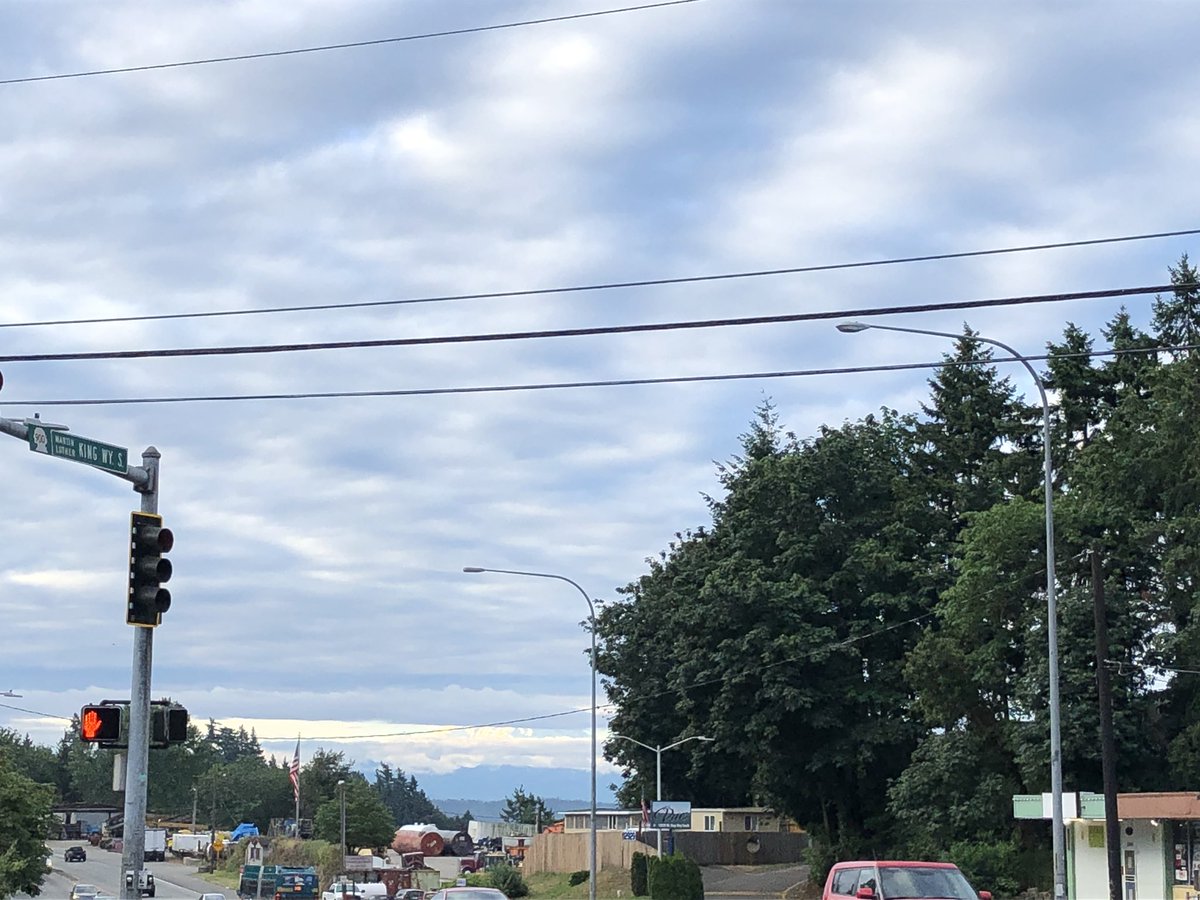 lilkaraokediva's tweet photo. @MtRainierWatch our mountain is playing peek-a-boo this morning. My @kcmetrobus #BusStopView #iphonephotography #iPhone8 #SoNorthwest https://t.co/0hFZRnxcvK