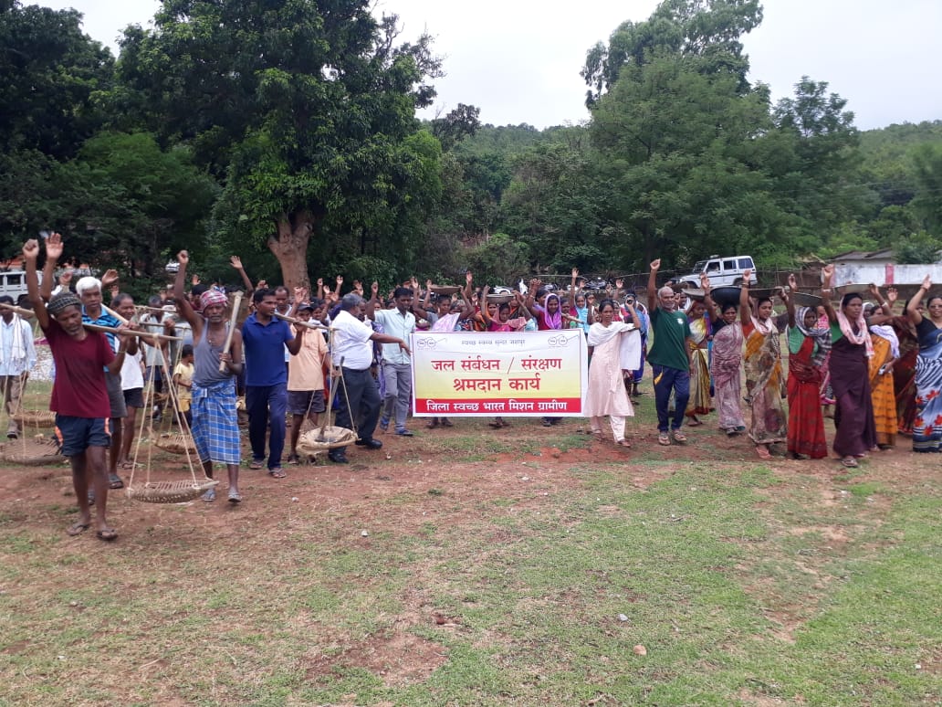 DPRChhattisgarh's tweet photo. पूरे प्रदेश की तरह जशपुर जिले में भी “नरवा योजना “अंतर्गत जल-संरक्षण का अभियान जोर-शोर से संचालित है। जशपुर नगर से शुर�� हुआ यह अभियान अब गांव-गांव तक फैल गया है। ग्रामीण स्व-स्फूर्त रूप से  श्रमदान कर जलस्त्रोतों की साफ-सफाई, गहरीकरण एवं नाला बंधान में जुटे हैं। https://t.co/64n7B0DYcS