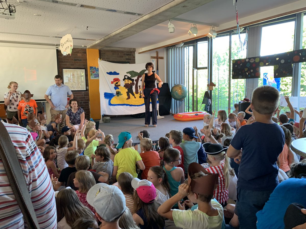 mobinauten's tweet image. Wahnsinn! Beim Vorstellen der ersten #codingforfuture Ergebnisse reicht die Schule nicht aus, allen Platz zu bieten; trotz gefühlter 40 Grad im Gebäude. #codingforkids lockt nicht nur Eltern an, sondern Politik, Kollegen und Interessierte aus allen Bereichen. 
Dank an alle!