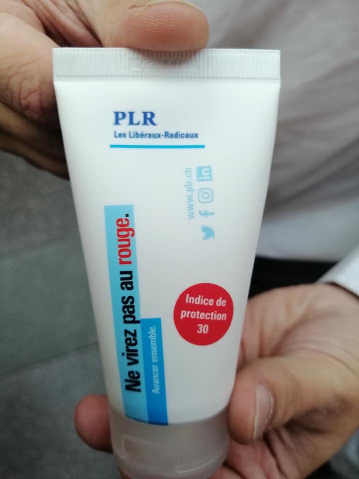 ☀️☀️☀️😎
Les candidats PLRN &amp; <a href="/jlr_ne/">JLRN</a> aux #EF19 Philippe Bauer, <a href="/RohrerSophie/">Sophie Rohr''</a> et <a href="/Pyairhe/">𝙋𝙞𝙚𝙧𝙧𝙚 𝙎𝙪𝙧𝙙𝙚𝙯</a> ont distribué ce matin de la crème solaire en gare de Neuchâtel ! ☀️#nevirezpasaurouge #AvancerEnsemble