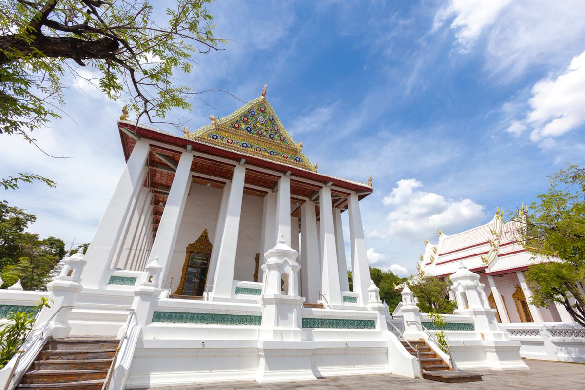 mathailande's tweet image. Avez-vous déjà entendu parler des 10 #pagodes perchées sur une falaise à 815m d’altitude, dans la province de #Lampang ? Spectaculaire, ce #temple est l’un des sites les plus beaux de #Thaïlande. Plus d’info ici &amp;gt; bit.ly/2WRks7v #mathailande #OpenToTheNewShades