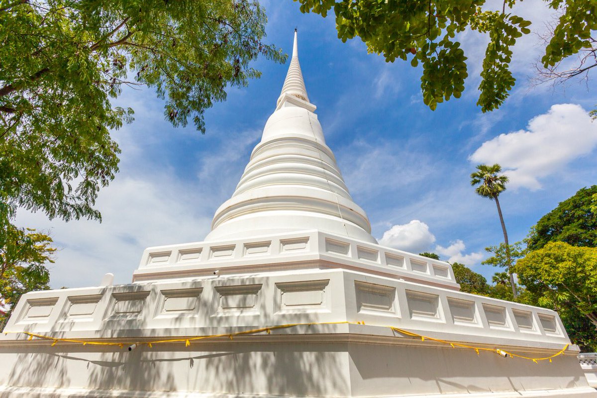 mathailande's tweet image. Avez-vous déjà entendu parler des 10 #pagodes perchées sur une falaise à 815m d’altitude, dans la province de #Lampang ? Spectaculaire, ce #temple est l’un des sites les plus beaux de #Thaïlande. Plus d’info ici &amp;gt; bit.ly/2WRks7v #mathailande #OpenToTheNewShades