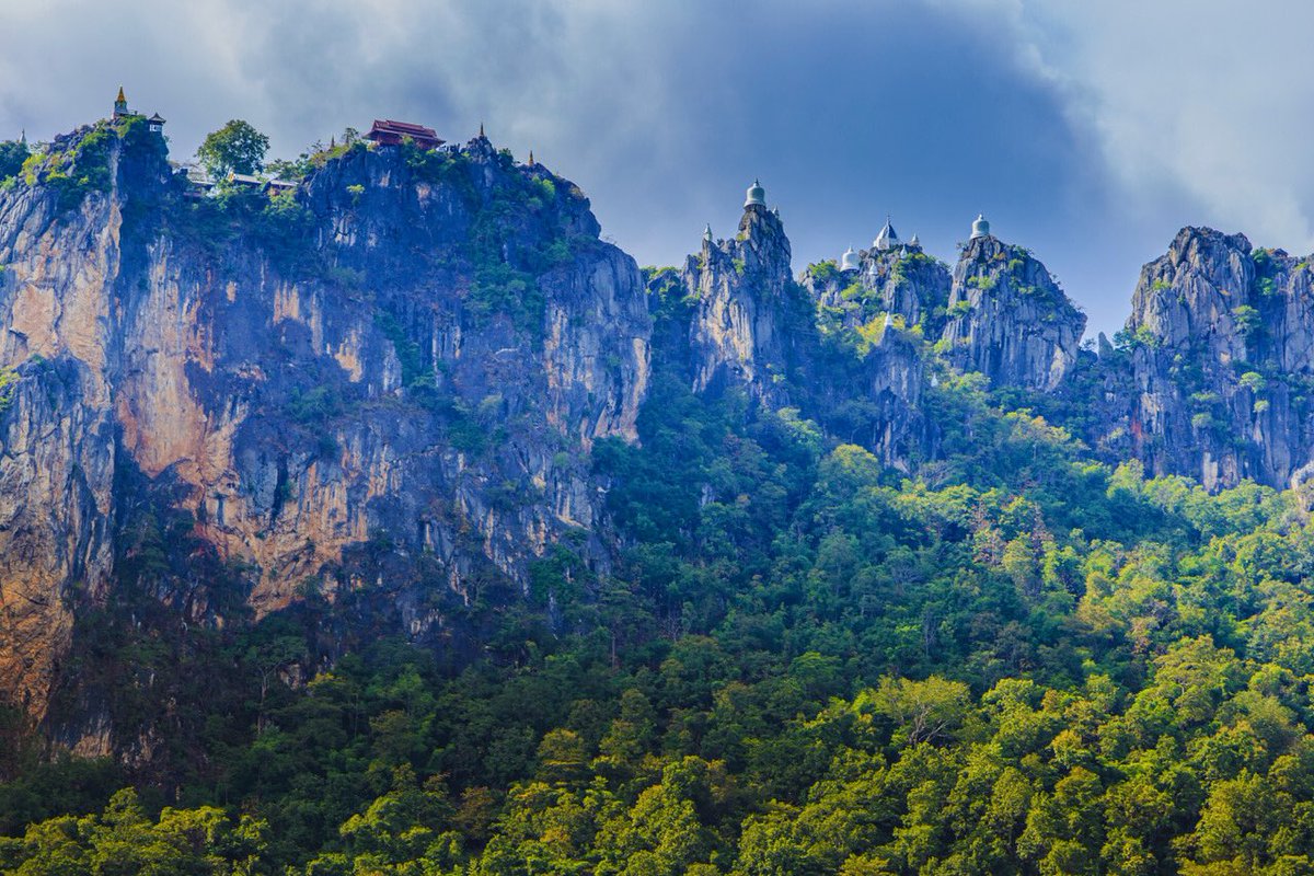 mathailande's tweet image. Avez-vous déjà entendu parler des 10 #pagodes perchées sur une falaise à 815m d’altitude, dans la province de #Lampang ? Spectaculaire, ce #temple est l’un des sites les plus beaux de #Thaïlande. Plus d’info ici &amp;gt; bit.ly/2WRks7v #mathailande #OpenToTheNewShades