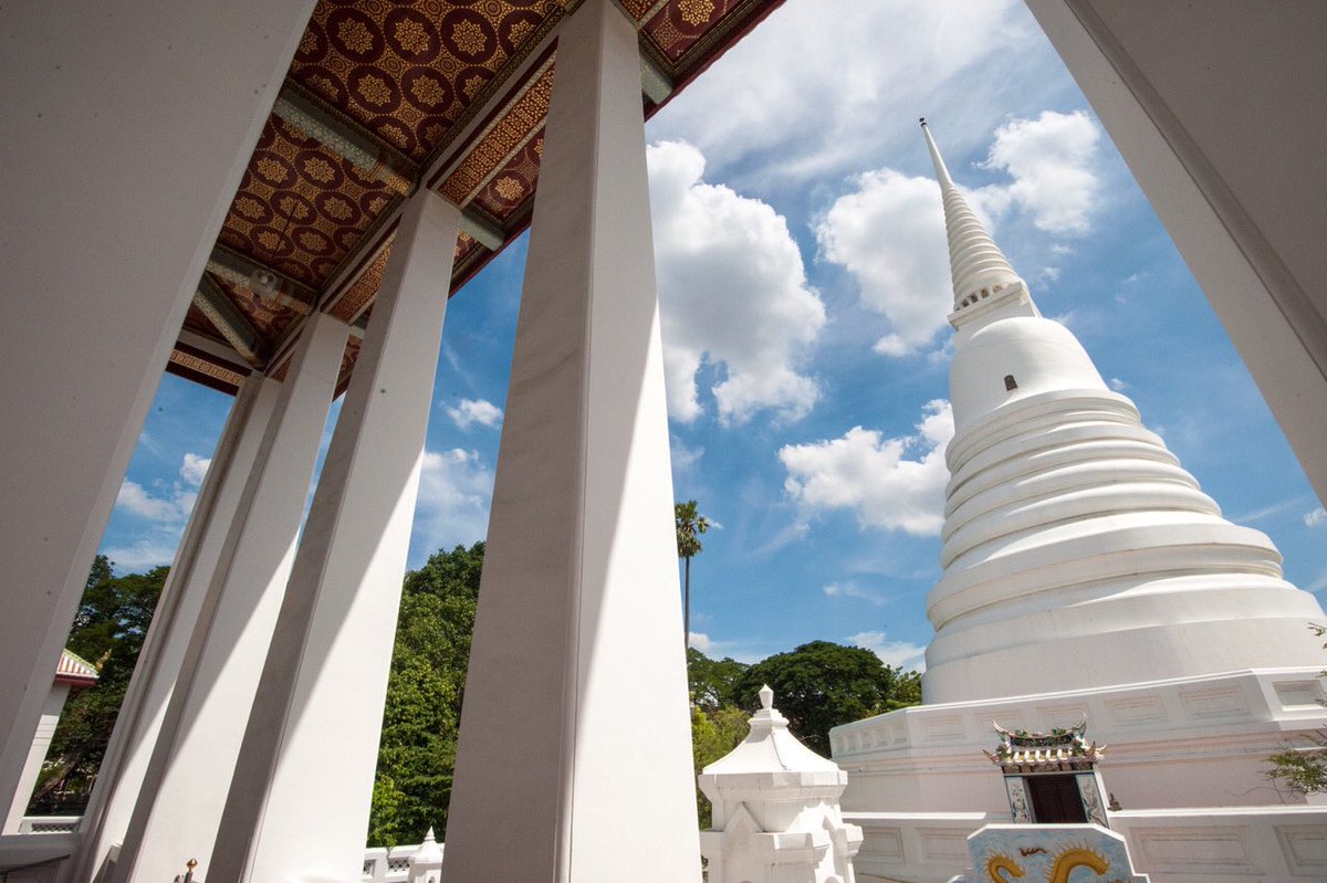 mathailande's tweet image. Avez-vous déjà entendu parler des 10 #pagodes perchées sur une falaise à 815m d’altitude, dans la province de #Lampang ? Spectaculaire, ce #temple est l’un des sites les plus beaux de #Thaïlande. Plus d’info ici &amp;gt; bit.ly/2WRks7v #mathailande #OpenToTheNewShades