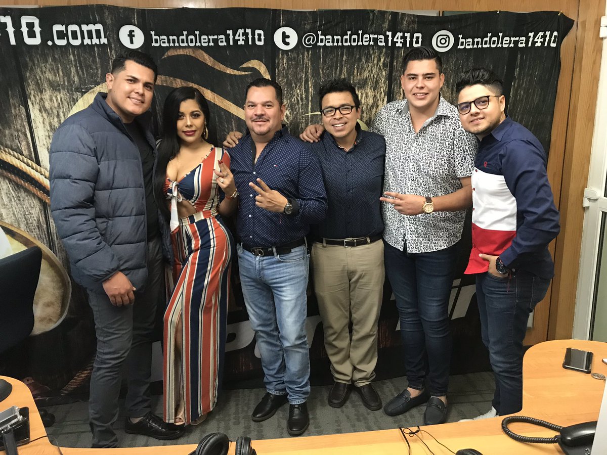 Sergitogomez13's tweet photo. En vivo @laimponentee platicando se sus proyectos en @bandolera1410 con @pakocecena @CecyBandolera / @imponenteramon @memo_sanchezj @mikemiramontexz #EseLocoSoyYo https://t.co/3XzHyhWtAP