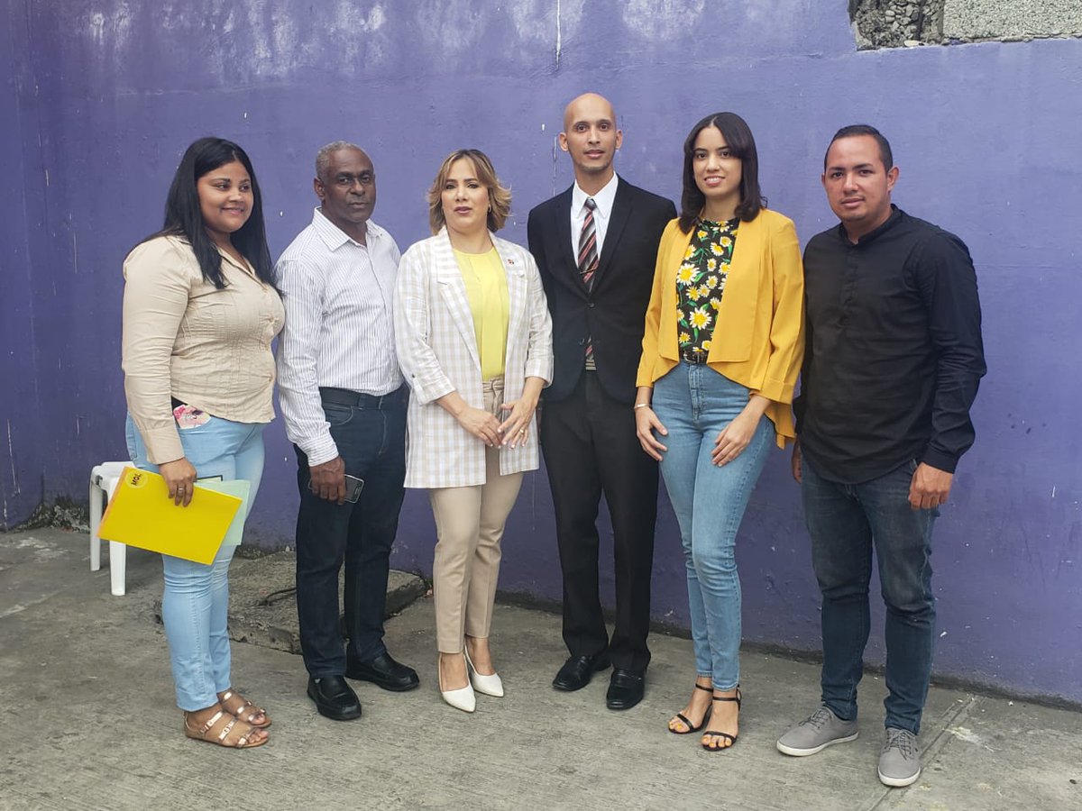 MovimientoMol's tweet photo. Acogiendonos al calendario establecido por la comisión electoral acudimos en el día de hoy a formalizar nuestra inscripción como precandidata a Diputada circunscripción no. 1 Santo Domingo Este. https://t.co/dteKtMGaBv